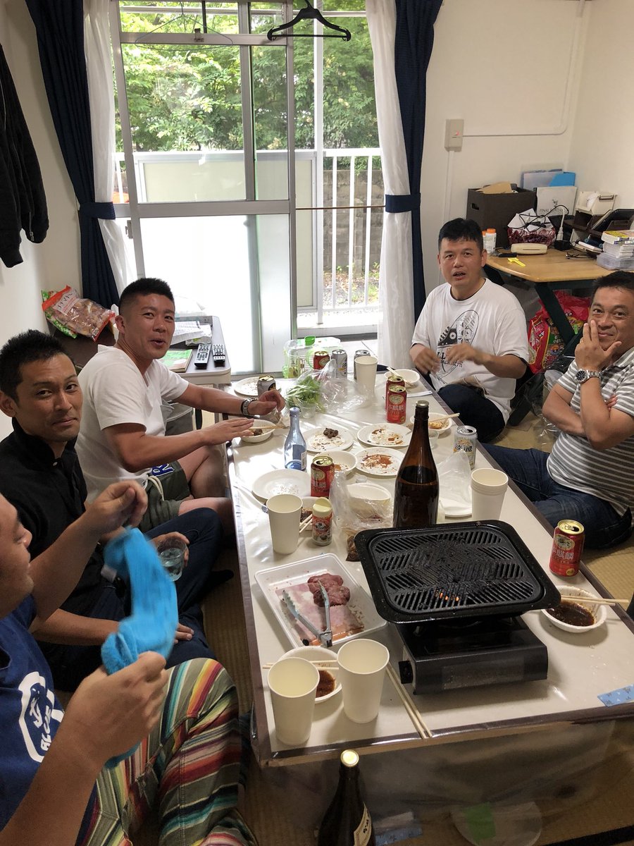 自衛隊京都地方協力本部 公式 On Twitter 課長 の部屋で宴会中です 休みの日は発散しないとねー 課長 でした 京都地本 昼から飲み会 たまには息抜きしないとね 京都 宴会 飲み会