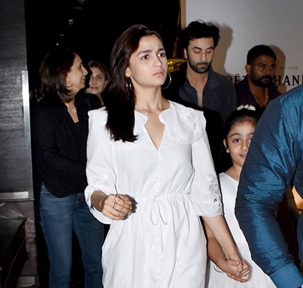 filmfare's tweet photo. .@aliaa08 steps out for dinner with #RanbirKapoor and his family. https://t.co/BADGW45yii