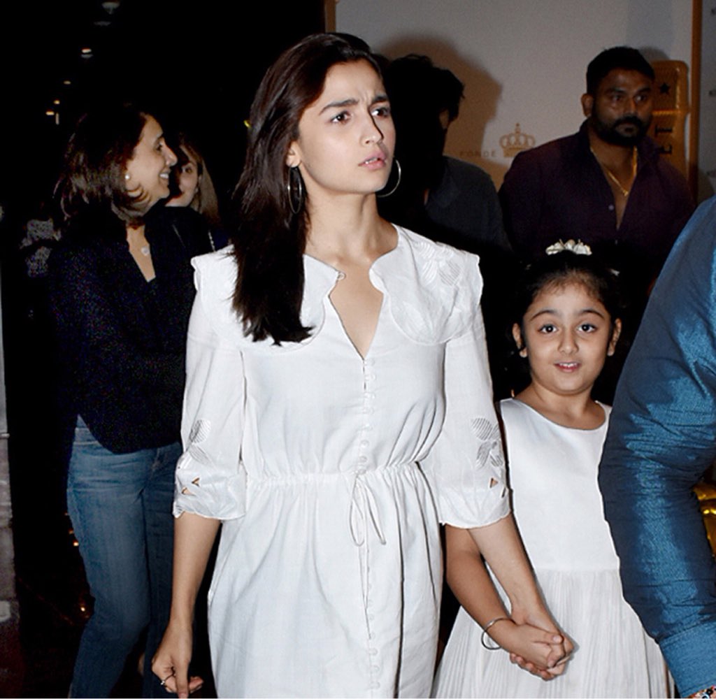 filmfare's tweet photo. .@aliaa08 steps out for dinner with #RanbirKapoor and his family. https://t.co/BADGW45yii
