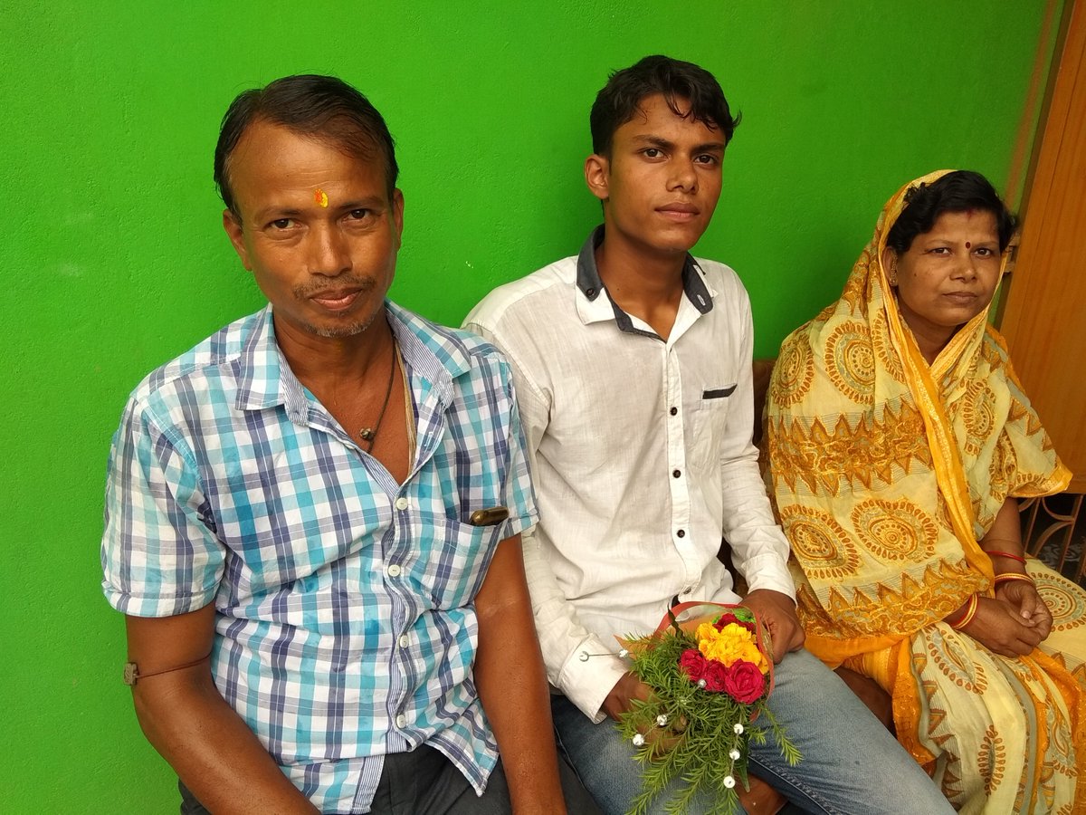 OrissaPOSTLive's tweet image. Sourav Kumar Barik, (17), son of Prakash Chandra Barik and Puspalata Barik of #Kendrapara block, bagged 510 out of 600 marks and emerged topper in the state by securing 85 per cent in #vocational stream of #PlusII examinations.

For More Visit:- bit.ly/2HzgdWT