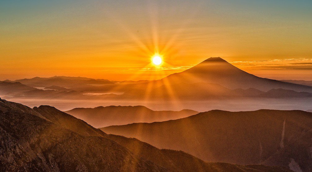 ClimateReality's tweet image. In just one hour, our planet receives enough #SolarEnergy to power society for an entire year. Learn more: bit.ly/2CMM04A