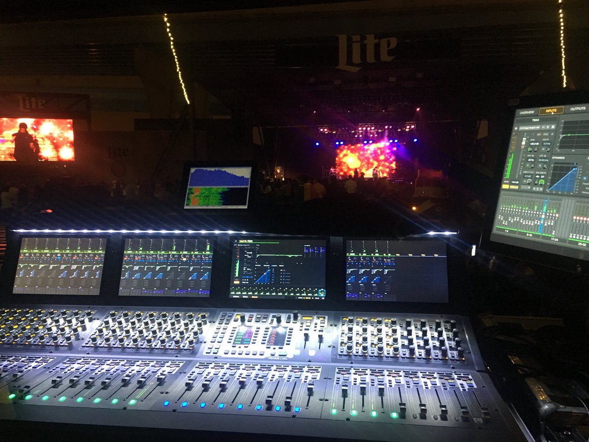jonbarghout's tweet photo. @AvidLiveSound First time on the S6L tonight a Pridefest in Milwaukee. Well done 👏 I enjoyed every minute of it. https://t.co/W4vLKfZnCx
