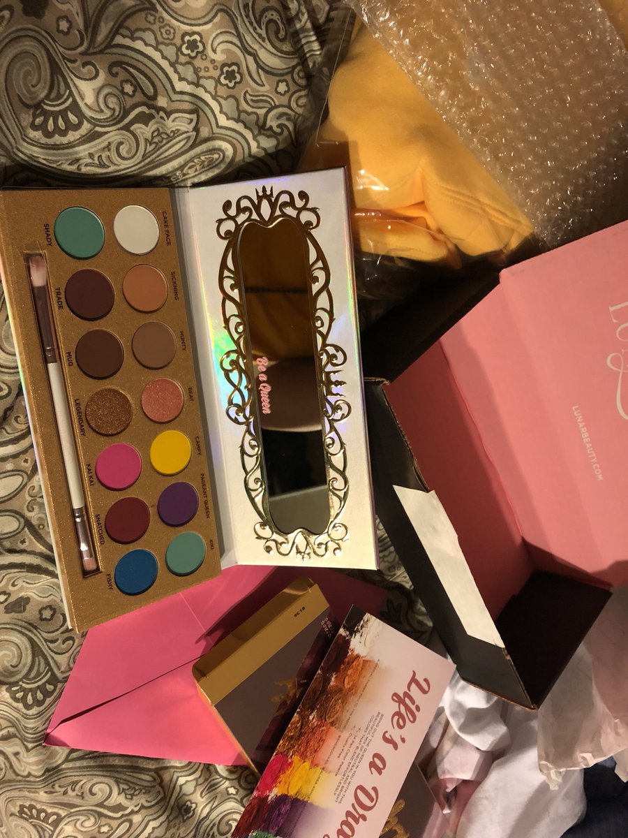 jazilovesu's tweet photo. Just got my pallet which is gorgeous btw, but there’s no black. Got 2 Kikis @MannyMua733 🖤 https://t.co/wMaROT8Xtx