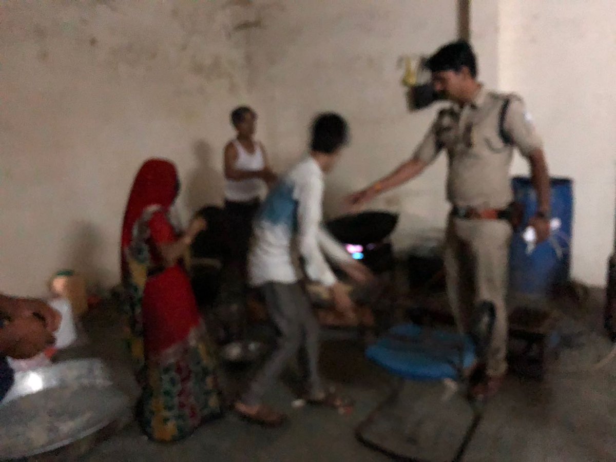 MandsaurPolice's tweet photo. मंदसौर में किसान आंदोलन निष्प्रभावी रहा। पुलिस ने खूब तैयारी की, हर थाने पर लंगर चलाया जिससे कर्मचारी इधर उधर ना जा सके। पिछले 1 महीने की मेहनत रंग लाई और बिना किसी हादसे  के मंदसौर किसान आंदोलन समाप्ति की ओर है पुलिस अधीक्षक जिलाधीश दोनों ने खूब दौरे किए मातहतों ने भी मेहनत की https://t.co/djUYh6uTv4