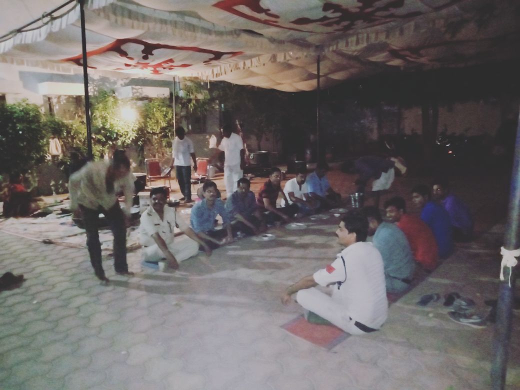 MandsaurPolice's tweet photo. मंदसौर में किसान आंदोलन निष्प्रभावी रहा। पुलिस ने खूब तैयारी की, हर थाने पर लंगर चलाया जिससे कर्मचारी इधर उधर ना जा सके। पिछले 1 महीने की मेहनत रंग लाई और बिना किसी हादसे  के मंदसौर किसान आंदोलन समाप्ति की ओर है पुलिस अधीक्षक जिलाधीश दोनों ने खूब दौरे किए मातहतों ने भी मेहनत की https://t.co/djUYh6uTv4