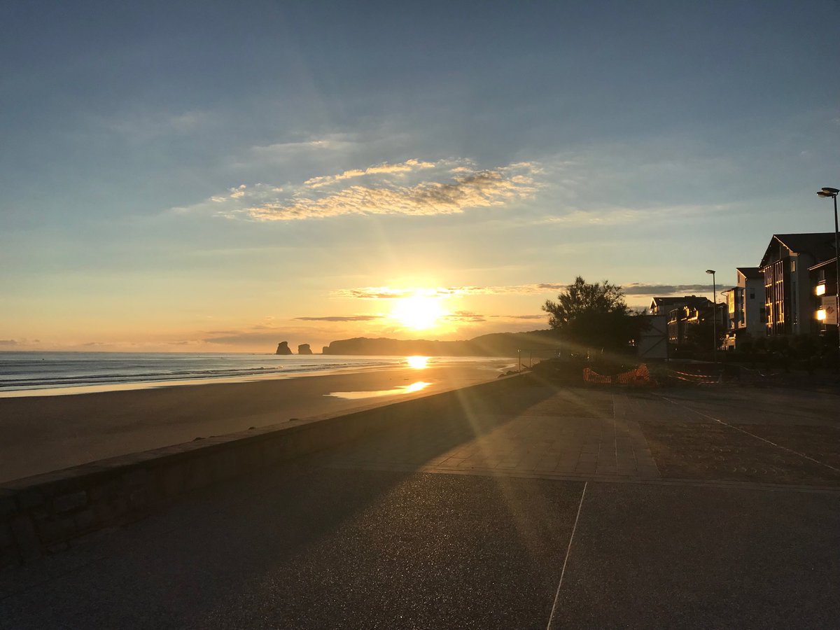 PetitOrteil's tweet image. La même ? Non, sublime lever de soleil toujours, mais celle-ci sans point vert. #Hendaye #PaysBasque #paybasque #soleil #whaouuu #cotebasque