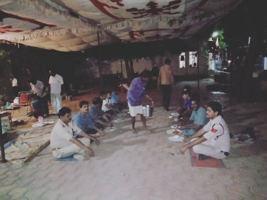 MandsaurPolice's tweet photo. मंदसौर में किसान आंदोलन निष्प्रभावी रहा। पुलिस ने खूब तैयारी की, हर थाने पर लंगर चलाया जिससे कर्मचारी इधर उधर ना जा सके। पिछले 1 महीने की मेहनत रंग लाई और बिना किसी हादसे  के मंदसौर किसान आंदोलन समाप्ति की ओर है पुलिस अधीक्षक जिलाधीश दोनों ने खूब दौरे किए मातहतों ने भी मेहनत की https://t.co/djUYh6uTv4