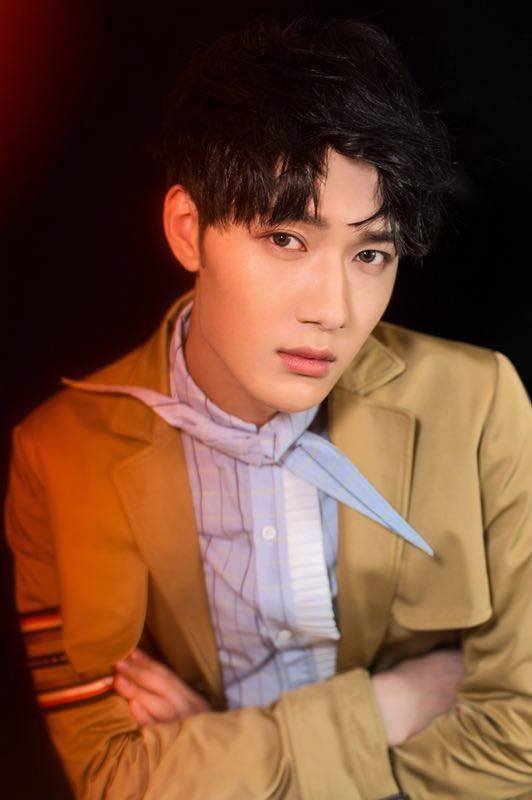 dramapotatoe's tweet photo. New youth romance soccer themed drama starring #ChenZiyou (#RunChen), #ZhengHeHuiZi, #YangYeMing (#LeoYang), #SunJialu and more, holds filming ceremony today. Chinese title roughly translates to First Love, You're Out Of Line
#出线了初恋 #陈子由 #郑合惠子 #杨业明 #孙嘉璐 #cdrama https://t.co/0RmLD8od4W