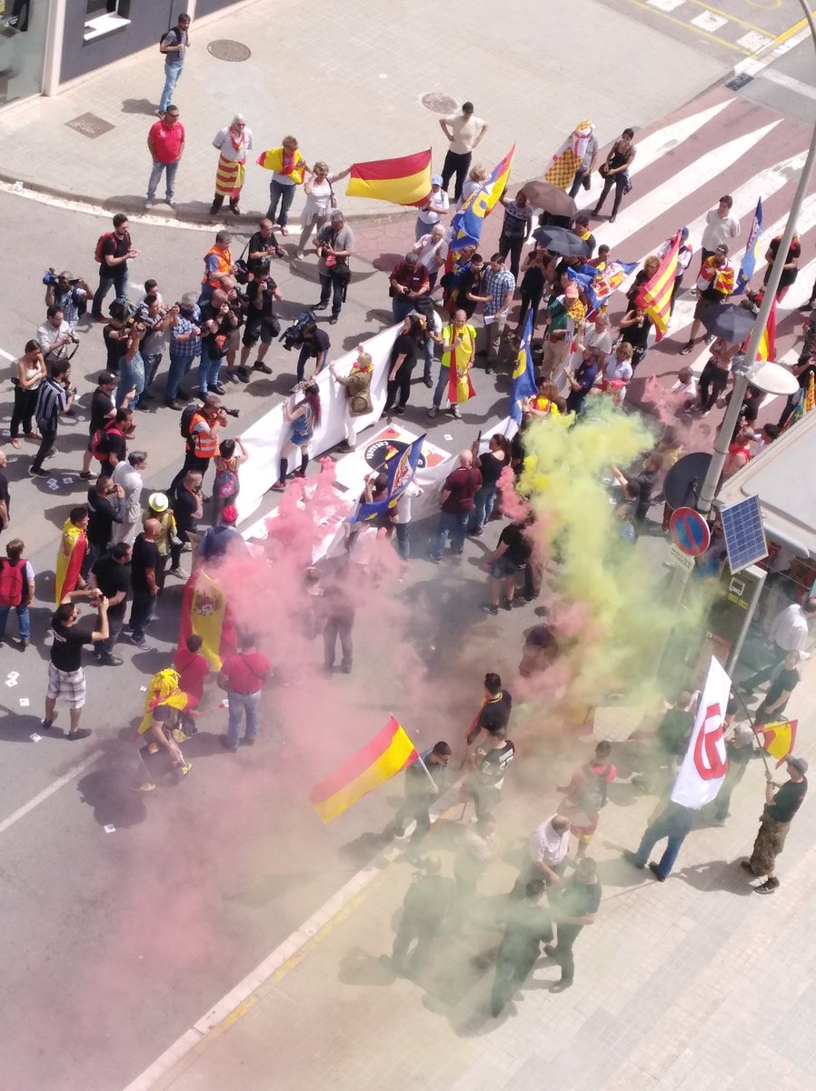 OsRe98's tweet photo. Fem fora el feixisme dels nostres barris! #AlertaUltraTV3 https://t.co/GKJA2RThNG