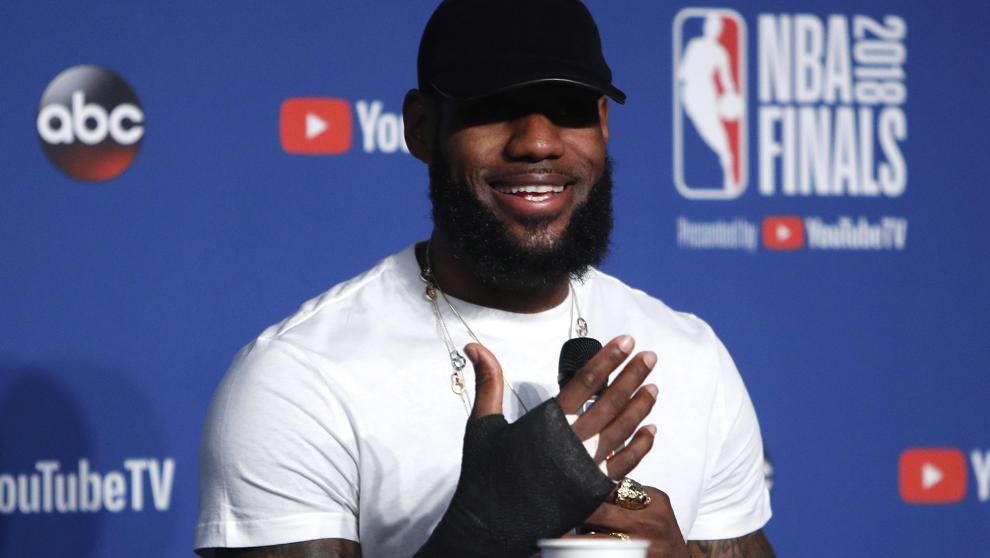 NACION__NBA's tweet photo. LeBron James jugó los últimos tres partidos de las finales con la mano rota #NBA https://t.co/uioXNdG3l6
