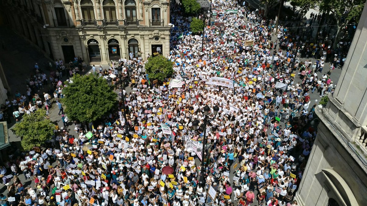 SMarCab16's tweet photo. Una única bandera la  #sanidadpublicadigna. ¿Se harán eco de lo que esta ocurriendo en Andalucía los medios de comunicación? O dirán que somos cuatro gatos!! https://t.co/tfRu4uk35z