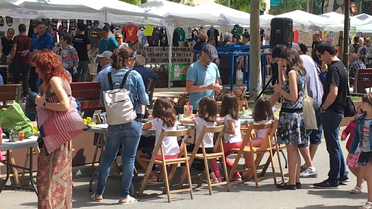 xavifono's tweet photo. Hem tret la campanya #JugaNet #AmbTuTotsGuanyem a la rambla de les Bòbiles. Fem tallers i repartim el material per fomentar el reciclatge i el civisme en la recollida d’escombraries. Tot per tenir, entre tots, un #Martorell més net i més sostenible https://t.co/j8ZfXBslwZ