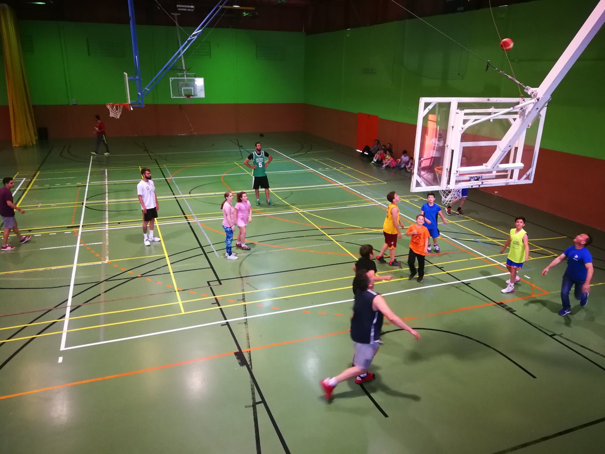 ubalmendralejo's tweet photo. Seguimos con los partidos entre jugadores de canteras contra padres y madres. #TÚHACESUBA #YOSOYUBA #Almendralejo https://t.co/oCVtTnnsYh