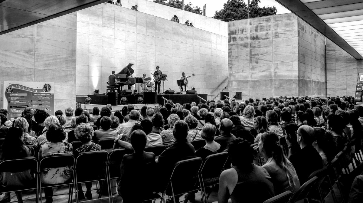 PbloMartin_bcn's tweet photo. Mil gràcies al centenar de persones que ahir vau omplir de dalt a baix ahir el @CaixaForum_CAT. Va ser realment espectacular! 👏👏👏
Ernest Pipó (baix), Marc Capardón (Piano), Kike Pérez (Bateria), Pablo Martín (Saxo tenor) @tallerdemusics https://t.co/eTQmSHQn6W