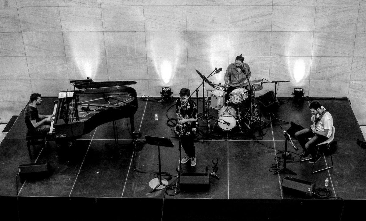 PbloMartin_bcn's tweet photo. Mil gràcies al centenar de persones que ahir vau omplir de dalt a baix ahir el @CaixaForum_CAT. Va ser realment espectacular! 👏👏👏
Ernest Pipó (baix), Marc Capardón (Piano), Kike Pérez (Bateria), Pablo Martín (Saxo tenor) @tallerdemusics https://t.co/eTQmSHQn6W