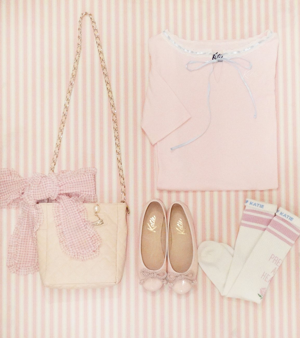 Katie The Store Recomend Item My First Katie 初めてのkatieのお洋服 という名前が名づけられているワンピースは ベーシックな形に はしごリボンがポイントなcuteなデザイン Babyなピンク とfrenchなネイビー の2color ワンピース