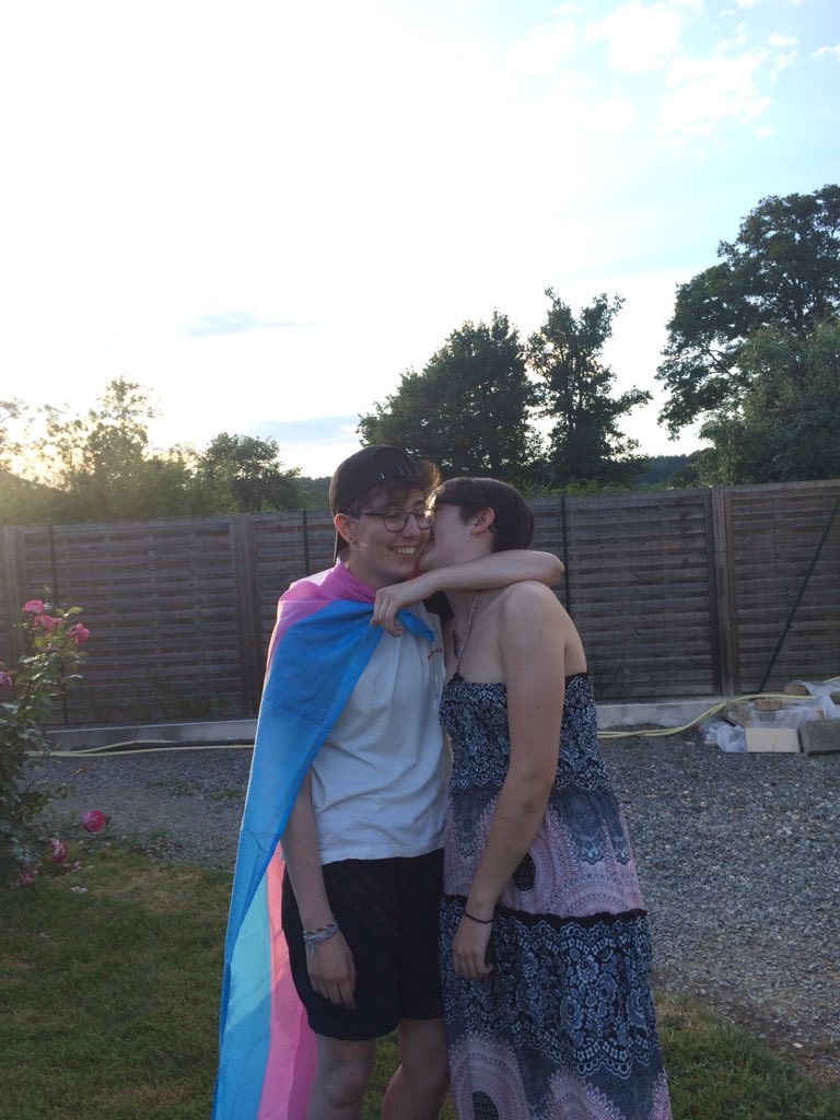 cameleongue's tweet photo. Merci pour tout, j’vous love #JuneIsForQueer #TransisBeautiful #loveislove https://t.co/25E7jpv6nt