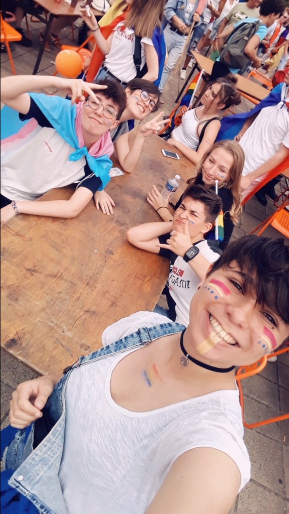 cameleongue's tweet photo. Merci pour tout, j’vous love #JuneIsForQueer #TransisBeautiful #loveislove https://t.co/25E7jpv6nt