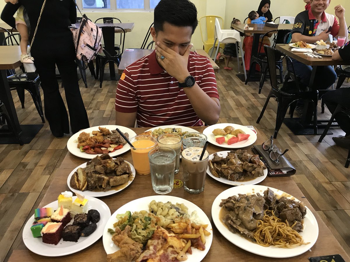 ashrafdanian's tweet photo. Cheat day?
.
.
With @Qusyairiiiii  #menate #selamatberbukasemua https://t.co/g4B2PNFLmo