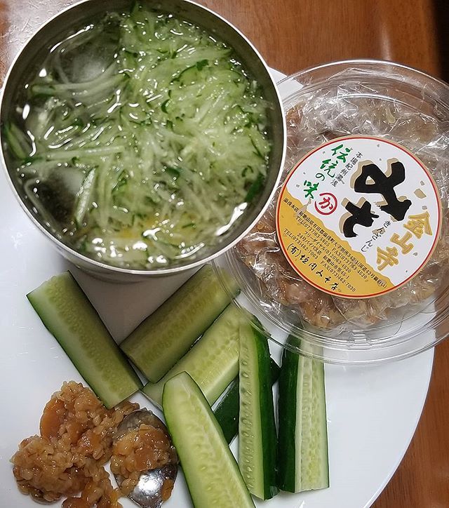 Su 庭で胡瓜が育ってる だから胡瓜が中心なんよ 焼酎に胡瓜入れたらメロンの味 ほんまなんよ どちらもウリ科の植物 これはハイボールに入れてみた そして先週旅行した和歌山 醤油と金山寺味噌の湯浅町で仕入れた金山寺味噌 胡瓜には定番だよ