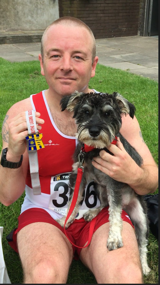 brianboyle73's tweet photo. 2 Castles today, and got a lovely hug from my mascot. Well worth the hills. #masseyrunners #2castles #warwickcastle #kenilworthcastle https://t.co/MOwIllKBBg