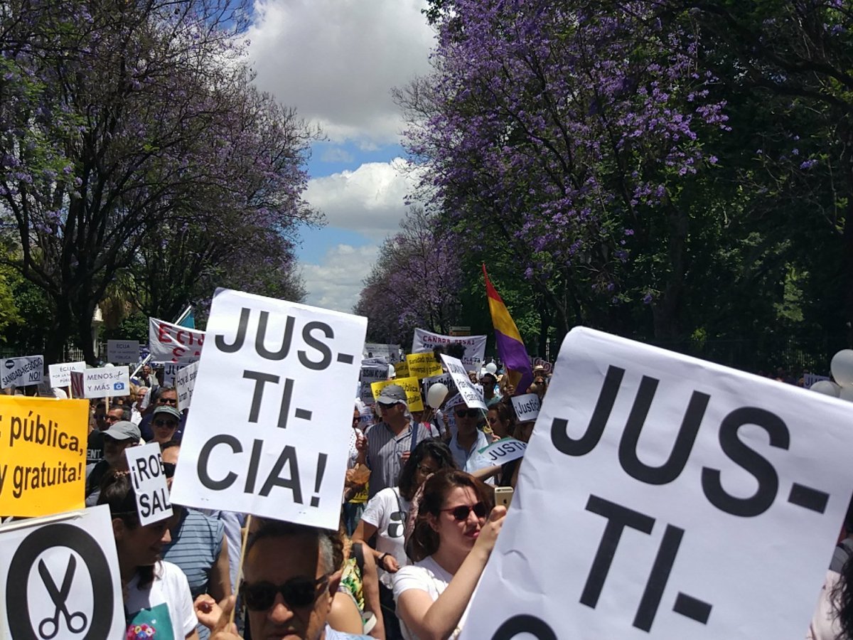 anepoliss's tweet photo. Aviso a todos los medios de comunicación!! #sanidadpublicadigna tt!!! No más robos! Sí más difusión! https://t.co/r5zxI0Baba