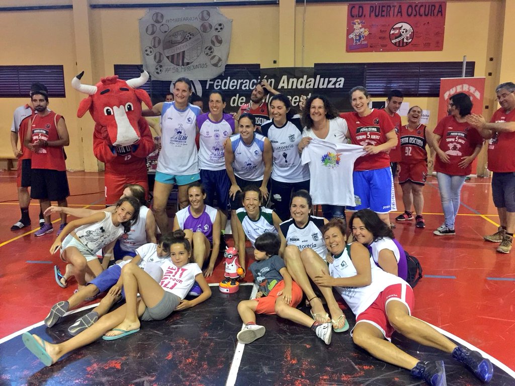 CDJPuertaOscura's tweet photo. 📍 MUUUMY🐃CEREMONIA🏆😈TROFEOS🐂2018

🔵 'Mamis' @LBasket_Fem_35 🏀

🔴 SENIOR FEMENINO 🏀

#TorneoPO2018 https://t.co/bVKADKrxWF