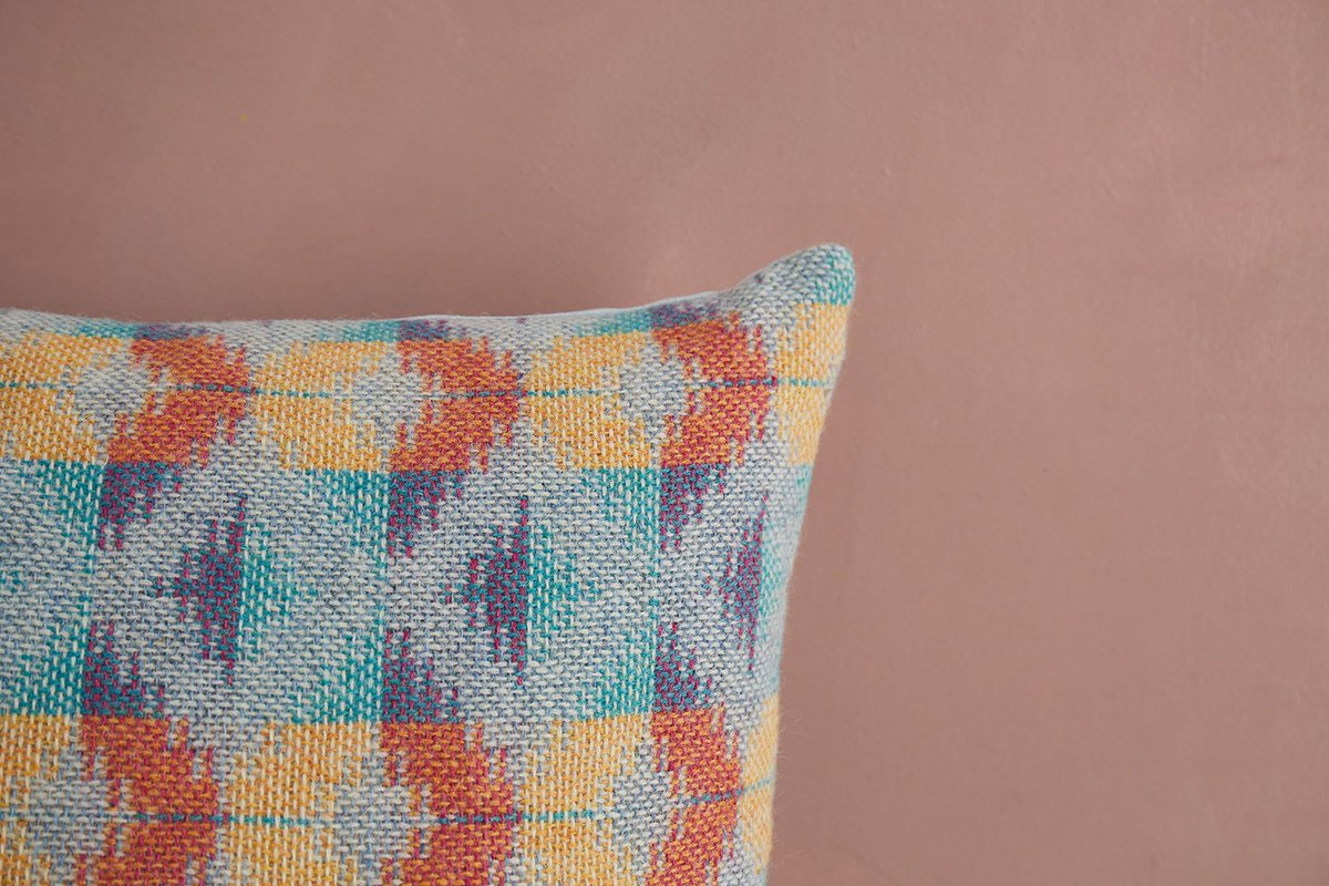 RowennaMason's tweet photo. I love the colours of the Sorbet design, they are so subtle and unusual. Come to Open Studios this weekend to see it up close - how the yarns mix to create exciting new tones!
#sorbet #blushinteriors #choosewool #cushion #cockpitopenstudios https://t.co/ob6VETwIrs