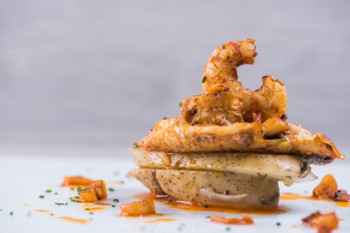 En Moli Tapas preparamos de una manera muy especial la dorada: a la bilbaina de langostinos. Sin palabras.

#MoliTapas #DosHermanas #Sevilla #dorada