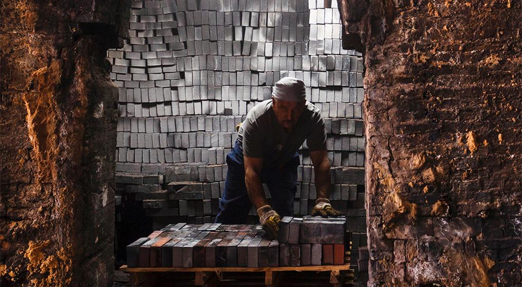 Wat mooi is, moet je koesteren. De Linaqua-serie: keramische kleurenpracht uit een antieke ringoven. ow.ly/6Hij30knGPz