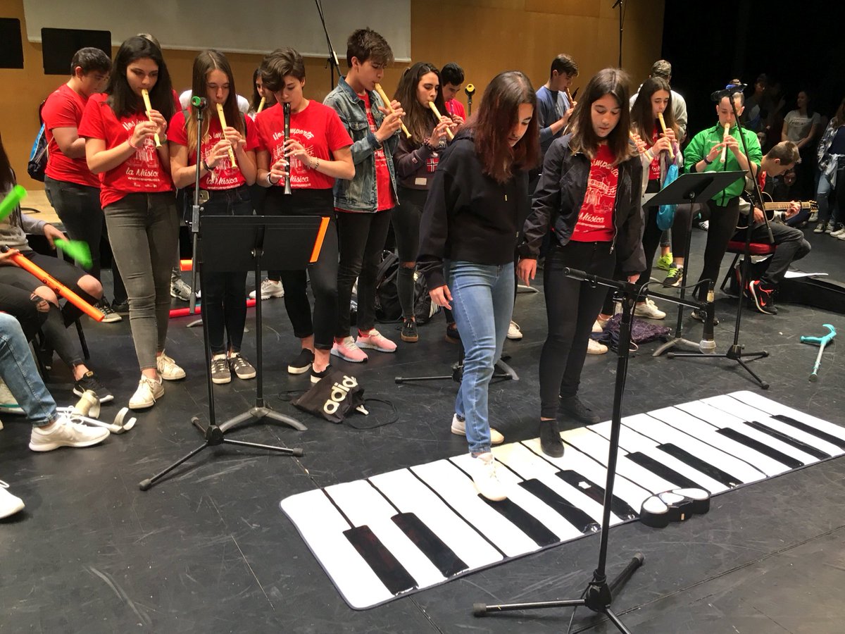 MachadoMusical's tweet photo. #IntercentrosXIII; El teclado gigante sobre escenario es filón a seguir (alumnas de mi amiga @beinabg) #Recursos https://t.co/bi4SHD41Ea