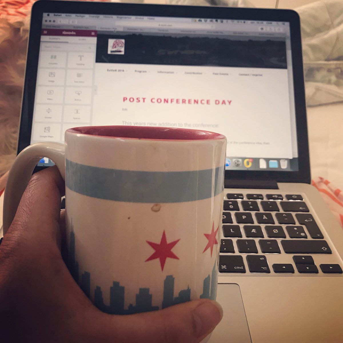 Chrill75's tweet photo. Sunday morning #euviz2018 #tryingtokeepup #workinginbed #thedogisstillsleeping #postconferenceday #getyourticket https://t.co/mrVjfH0865