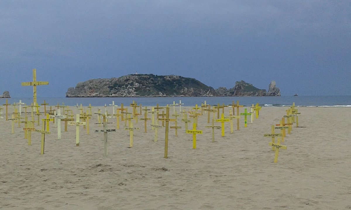 MailcatCat's tweet photo. Aquest matí l’estartit s’aixecat una vegada mes amb mostres de #solidaritat  amb els nostres #presospolitics #LlibertatPresesIPresosPolitics https://t.co/5bWlghpFKU