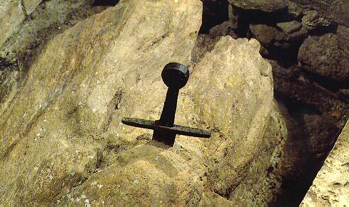 エクスカリバーの元ネタ 聖ガルガーノ修道院の実際に岩に800年以上突き刺さったままの剣のお話 Togetter