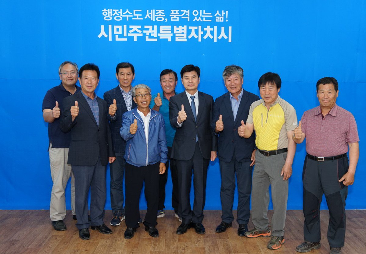 세종시 농업, 농촌분야 지도자분들을 모시고 이춘희 후보 농업정책 간담회를 했습니다. 세종시는 옛 연기군를 포함한 도농복합도시입니다. 덕분에 로컬푸드사업으로 신선한 농산물을 저렴하게 소비하고 생산자 소득도 늘어나는 도농상생을 실현하고 있습니다. #세종시 #도농상생 #로컬푸드