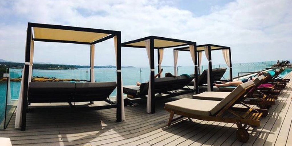SolBHIbiza's tweet photo. Life is better at our Rooftop. #Regarm @mikeholz1026 #Ibiza #BeachHouseMyWay https://t.co/CKf1wslBPw