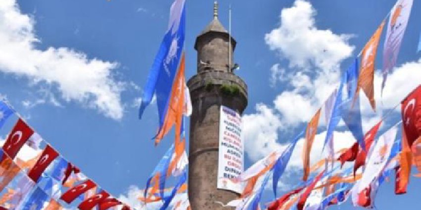 yarin_nettr's tweet photo. AKP camileri propaganda aracı olarak kullanmaya devam ediyor: Bitlis'te bir cami minaresine AKP pankartı asıldı
https://t.co/dVkERj9YCV https://t.co/ldW6B4zfXI