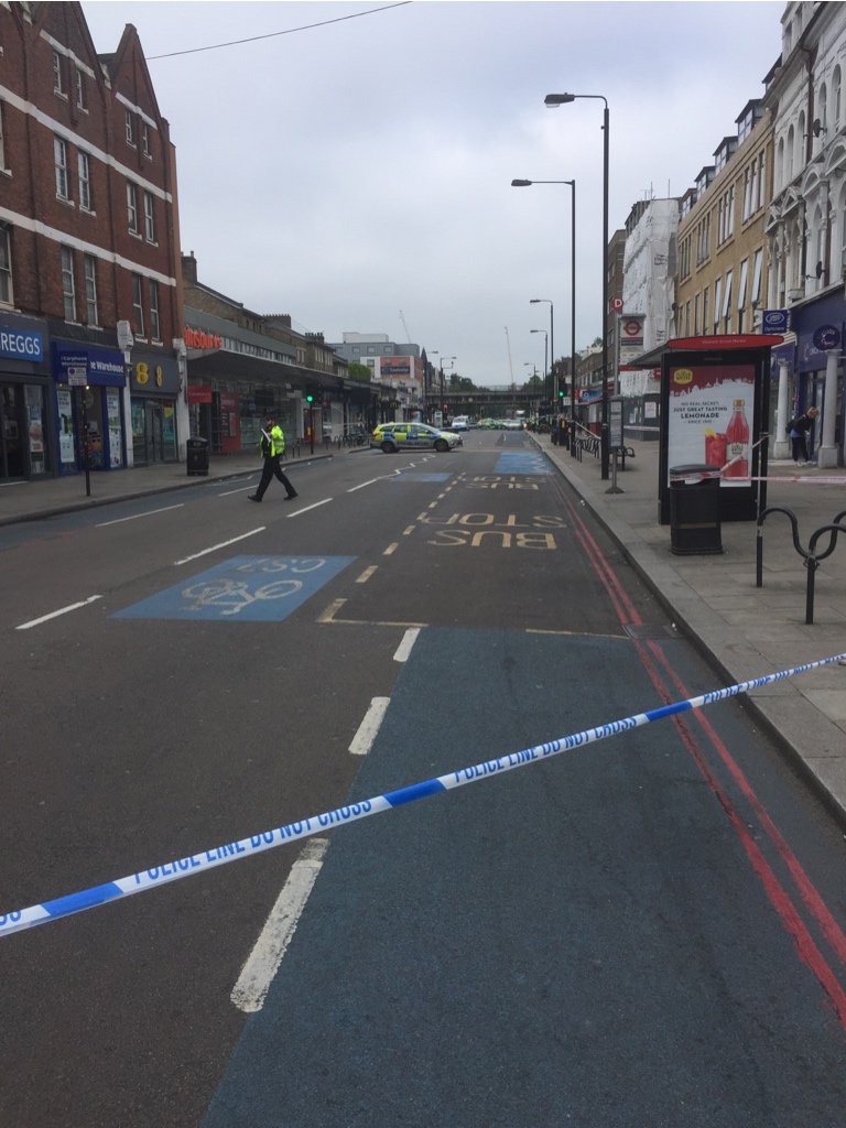 Steve_Bateman's tweet photo. #Balham High Rd Closed due to a police incident. Avoid Waitrose to Balham Tube/Train Station. 
#traffic https://t.co/aJXhAkAbID