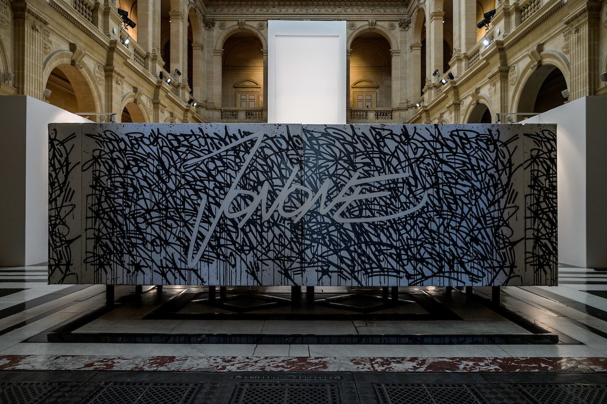 CCI_AMP's tweet photo. [#Culture] Création de l’œuvre monumentale réalisée en live par @JonOne156 "Abstractive Love" au Palais de la Bourse dans le cadre de @MP2018_. @laprovence @CE_CEPAC @Marsatwork https://t.co/utzVQlLOKz
