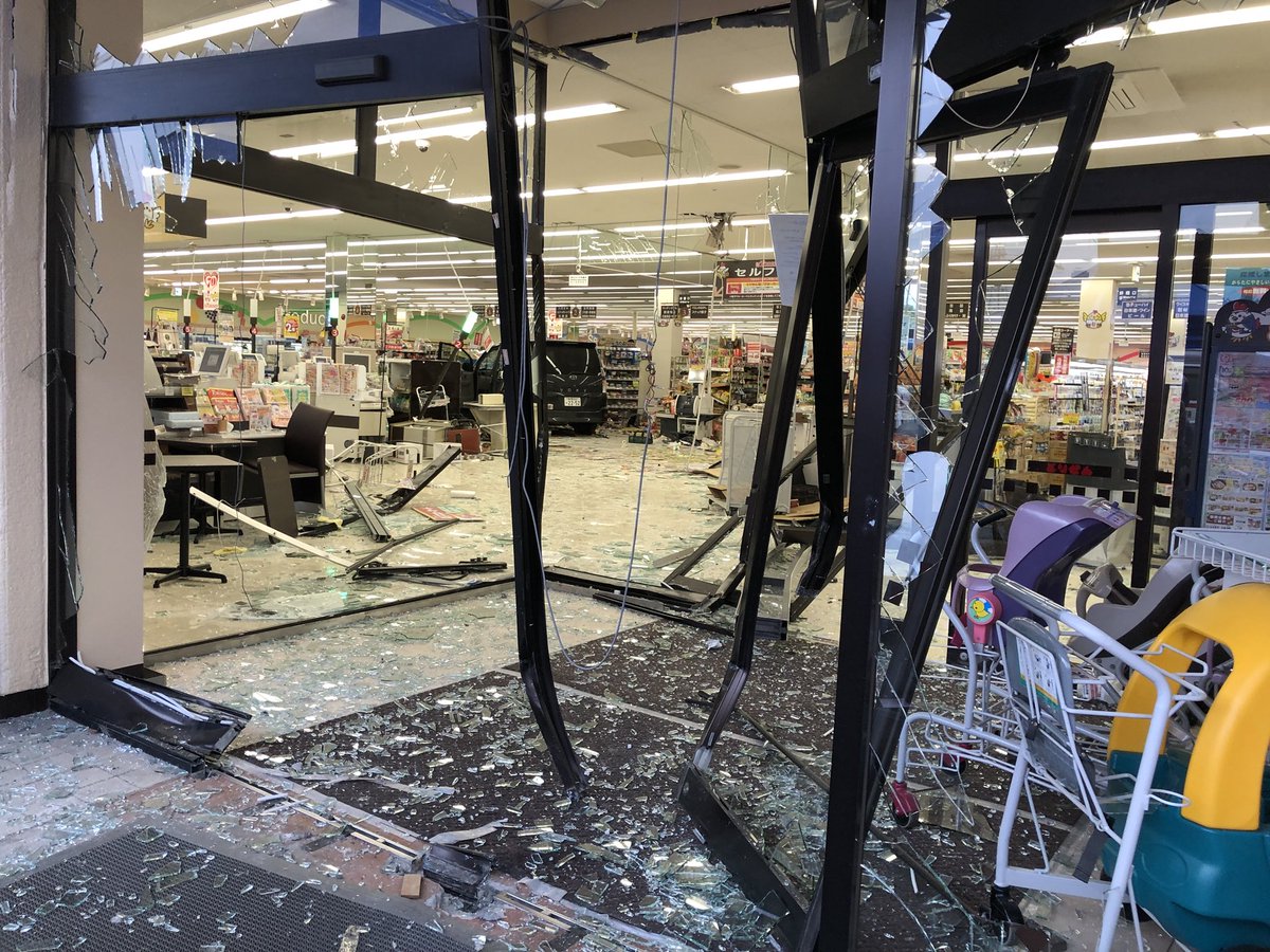 スーパーで発生した無差別大量殺傷事件の可能性もある現場の大破したドア