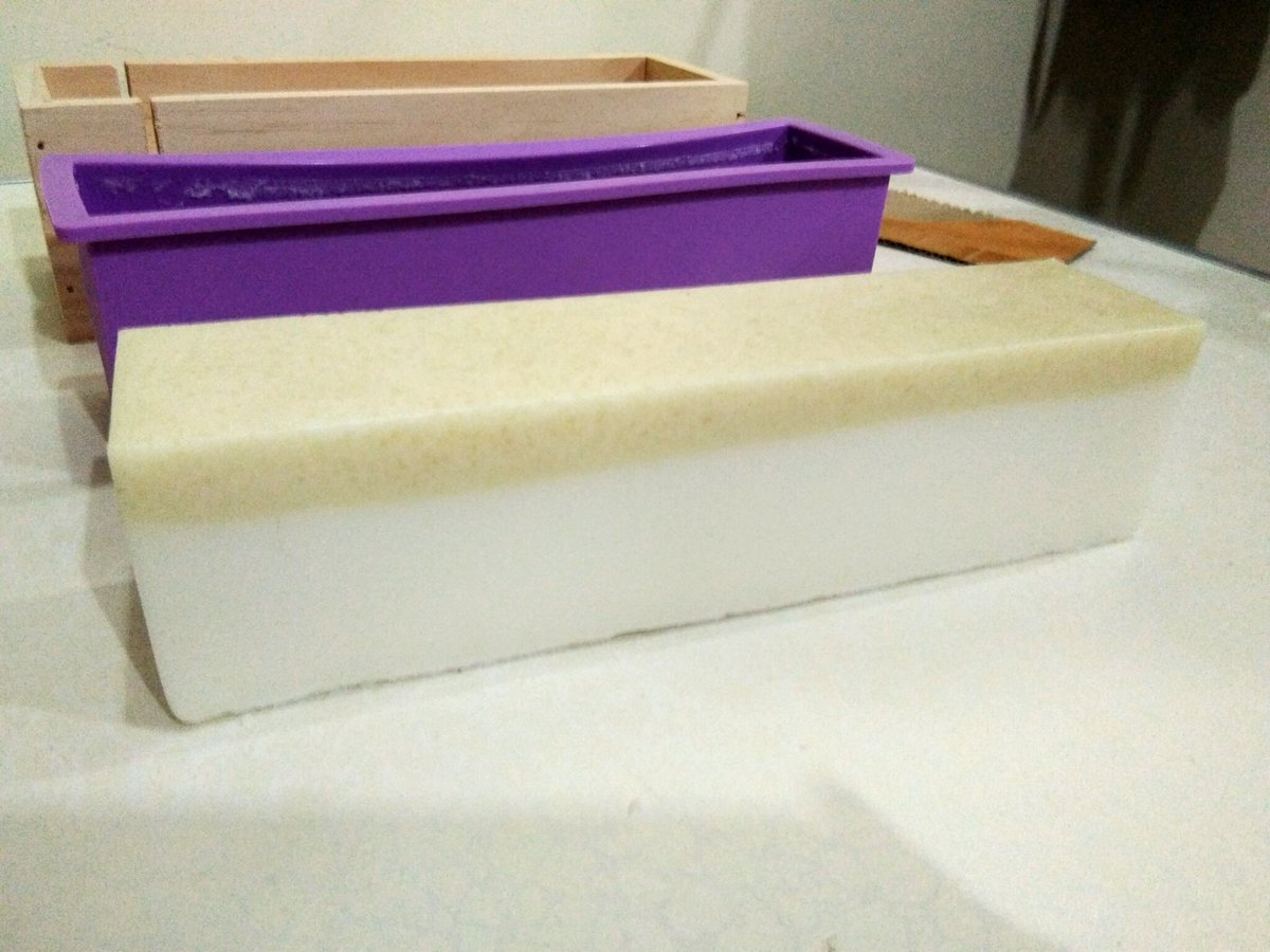 Amitiht23's tweet photo. #meltandpour soap as my Sunday crafts. #whenIamnotworking #translatortalk https://t.co/SRZUVwz53H