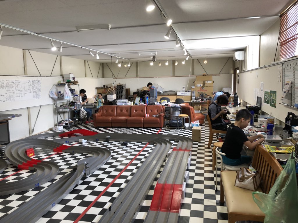 muchu_mini4's tweet photo. こんばんは、muchuミニ四駆部です😘
本日はR263三瀬高原サーキット様へ伺わせて頂きました‼️大人も子供も和気あいあいでミニ四駆をやってる姿を見て私も楽しくなっていました😊良い雰囲気は私達も見習わなければと思いました。いや〜、楽しかったな〜‼️
#mini4wd #ミニ四駆 #mitsuse https://t.co/zGPKGOe3Vl