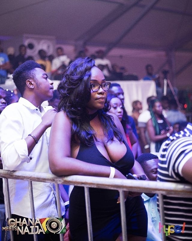 underzoneshow's tweet photo. She's got some nice spectacle mheern 😁 
#ghmeetsnaija18 
#underzoneshow 
#iamastar https://t.co/NdHiHczKHQ