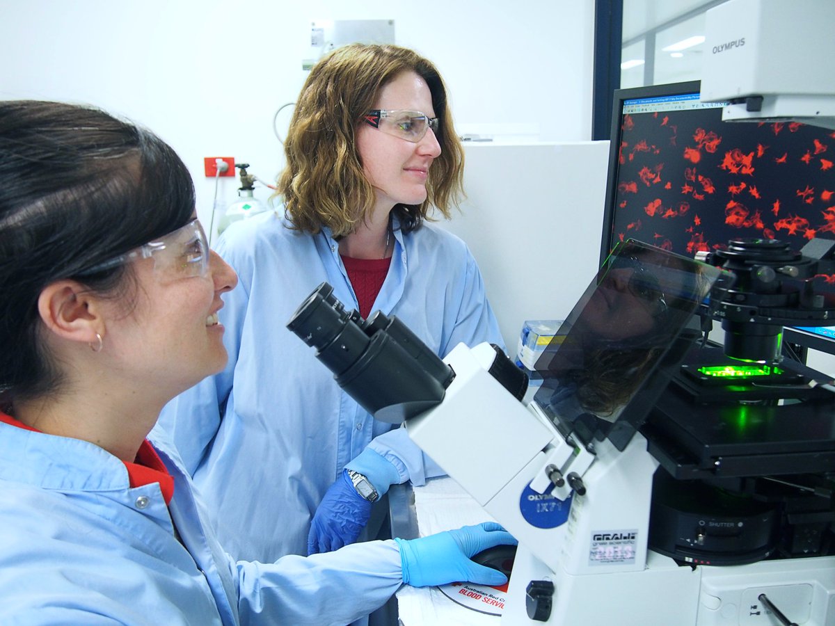 ScientistFollow's tweet photo. She says that we are now beginning to understand that platelets from different #donors can behave differently! At the #Australian @RedCrossAU her #research is helping us to find out how in the future we could choose the best platelet for every patient 😍 (2/3) #scicomm #science https://t.co/IRtnYBRYhq