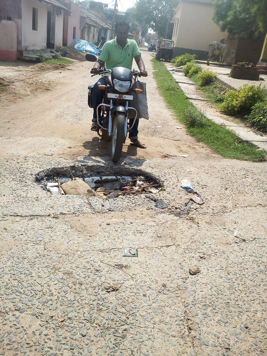 Sonal_131's tweet photo. #Accident spot janadanpursasan,near Maha laxmi temple,ps-Atoper which comes under keonjhar garh munisipality.deck slap of culvert damaged since 1month @DistAdmKeonjhar @HUDDeptOdisha @CMO_Odisha @Naveen_Odisha https://t.co/vcIcXdP3e8