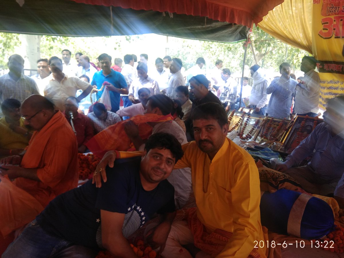 shamshadhaide12's tweet photo. हमारी मांगे पू���ी करो ।@myogiadityanath @CMOfficeUP @ChiefSecyUP @UPGovt 
उ०प्र० सेक्रेटरी संघ के अध्यक्ष रजनीकांत त्रिवेदी (@Rajnikanttrive4) एवं गंगेश शुक्ल 5 जून से आमरण अनशन पर हैं तथा प्रदेश के सभी सचिव 6 जून से अनिश्चितकालीन कार्य बहिष्कार पर हैं जिससे #ग्रामविकासठप है| https://t.co/HKUpdTnOwY