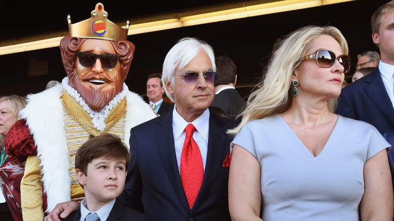 irishracing's tweet photo. Bob Baffert is different class! 
In 2015 Burger King paid him $200,000 for their mascot to stand beside him as American Pharoah raced for the Triple Crown. 
He then donated the money to racing charities.
Last night the mascot was back. Similar arrangement, same result. https://t.co/oopwXhvf1V