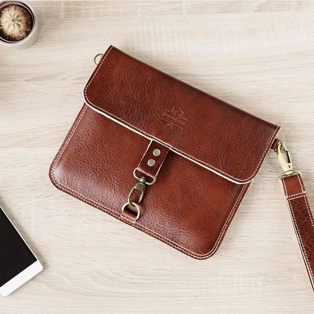 EtsyLithuania's tweet photo. Unisex document leather case by @baggagehouse #etsy #leathercase .
.
.
.
.
.
#leatheraccessories #documentcase #handmadepurse #leatherpurse #travelaccessories #handmadeleather #unisexfashion #fashionleather #stylishcase #handmadepurse #brownpurse #differ… https://t.co/Gc9y7BLsMV https://t.co/BhpzQpJM0k
