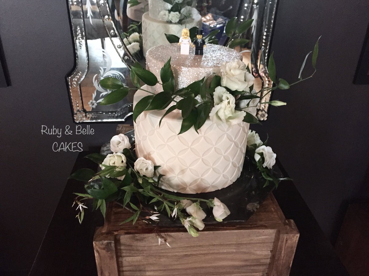 CakesRuby's tweet image. Geometric wedding cake with fresh flowers &amp;amp; glitter detail. Delivered to @HotelduVinbrand Brighton yesterday ❤️ #weddingcake #wedding #cake #Brighton #sussex #cakedecorating #cakedesign #geometriccake #britishdesigner