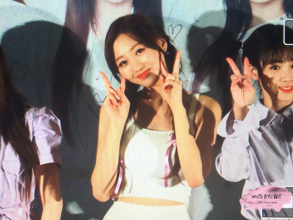 WHITE_RYU_BBIT's tweet photo. 180610  일본 프로모션 프리뷰
#러블리즈 #류수정
오츠카레사마데시따!!!!!👏🏻👏🏻👏🏻
@Official_LVLZ https://t.co/wxBAy95zaL